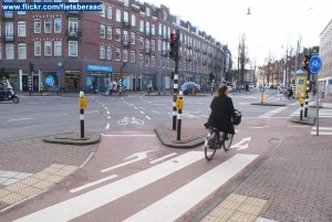 阿姆斯特丹的一个十字路口，可以看到为骑行者设置的路标。